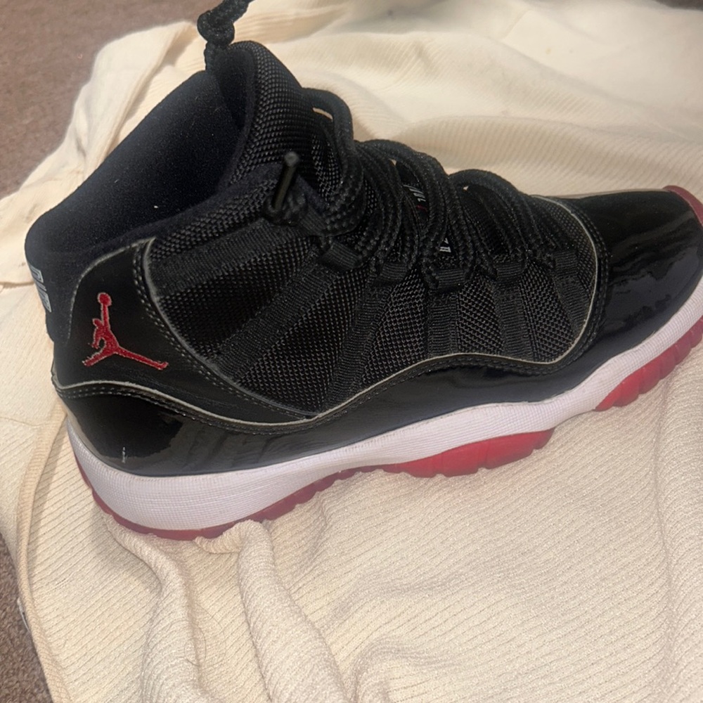 Jordan Bred 11s size 5 women